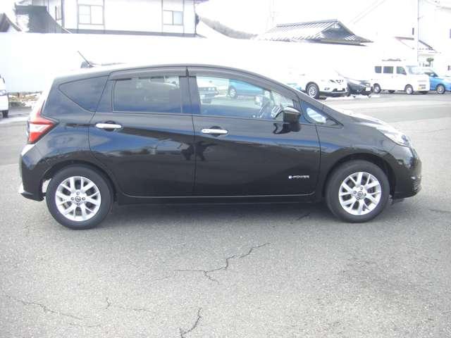 ノート 1.2 e-POWER X FOUR 4WD 車線逸脱防止 踏み間違え防止 切替4WD 寒冷地仕様車 パワーステアリング スマートキー ABS AW アイドリングストップ ナビTV フルオートエアコン 運転席エアバッグ メモリーナビ 盗難防止装置(4枚目)