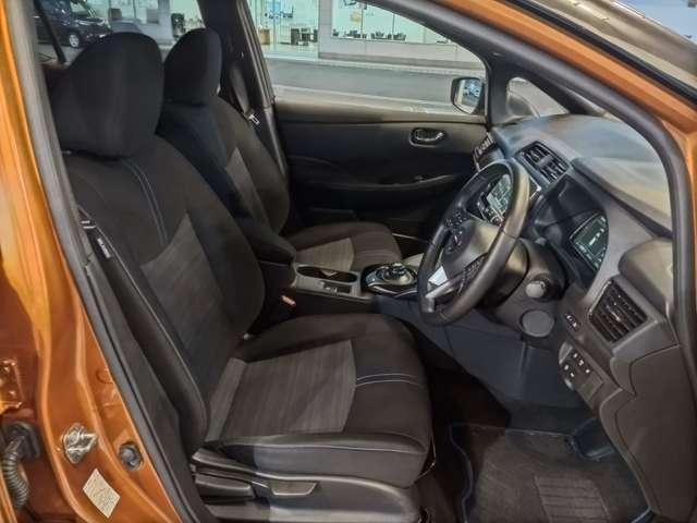 リーフ ｅ＋　Ｘ　アルミホイール　ＣＤナビ　エアバッグ　エアコン　パワーステアリング　パワーウィンドウ　ＡＢＳ（8枚目）