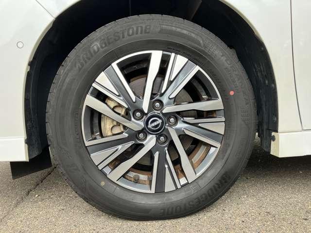 セレナ １．４　ｅ－ＰＯＷＥＲ　ルキシオン　インテリジェントエマージェンシーブレーキ　アラウンドビュー　ＬＥＤヘッドランプ　ドライブレコーダー　ＬＤＰ　バックモニター　パーキングアシスト　アイドリングストップ　ＥＴＣ　アルミホイール　寒冷地仕様（17枚目）