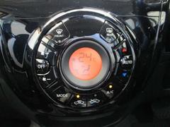 ボタン式のオートエアコンで車内を快適に。 7