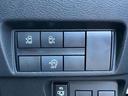 運転席から後席スライドドアの操作が出来るので便利です!