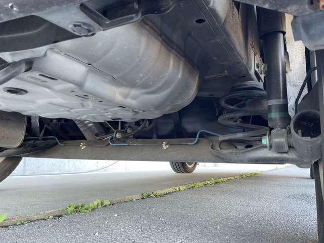 キューブ １．５　１５Ｇ　禁煙ワンオーナー　茶／白２トーン色　ＨＩＤ　パワーウィンドウ　１オーナー　ＩＳＴＯＰ　Ｗエアバック　禁煙車　パワーステアリング　メモリーナビ　ＡＢＳ　オートエアコン　キーフリー　運転席エアバッグ　アルミホイール　ナビテレビ　記録簿　盗難防止（5枚目）