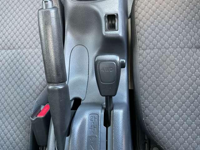 駐車ブレーキは手動式です