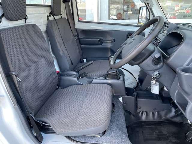 運転のしやすさや、乗り降りにも配慮した運転席。