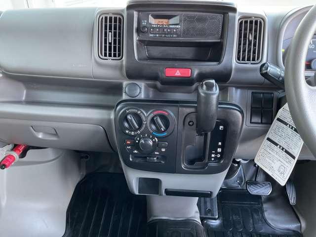 ＮＶ１００クリッパーバン ６６０　ＤＸ　エマージェンシーブレーキ　パッケージ　ハイルーフ　５ＡＧＳ車　ワンオーナー　後方修理跡　エマジェンシーブレーキ　助手席エアバック　運転席エアバック　ワンオーナー車　整備点検記録簿　リモコンキー　マニュアルエアコン　パワステ　ＡＢＳ（8枚目）