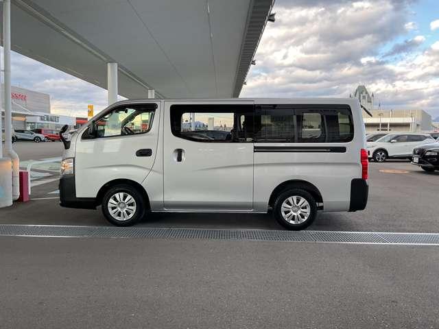 キャラバン ２．４　ＤＸ　ロングボディ　平床　ディーゼルターボ　法人ワンオーナー平床６人乗　ディーゼル　バックモニター　自動（被害軽減）ブレーキ　車線逸脱警報装置　キーレスエントリー　ドラレコ　メモリーナビ　ＥＴＣ　前席パワーウインドウ（18枚目）