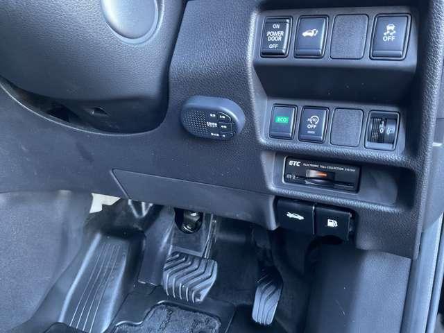 エクストレイル ２．０　２０Ｘｉ　Ｖセレクション　２列車　４ＷＤ　禁煙ワンオーナー　踏み間違い防止　盗難防止　全周囲モニター　オールモード４ＷＤ　ＬＥＤヘッドライト　ＬＤＰ　ｉストップ　レーダークルーズ　ＥＴＣ　禁煙車　１オナ　アルミ　メモリーナビ　スマートキー　バックモニター（9枚目）