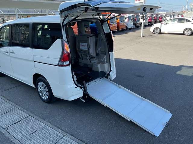 セレナ ２．０　ＸＶ　チェアキャブ　スロープタイプ　車いす２名仕様　法人ワンオーナー（4枚目）