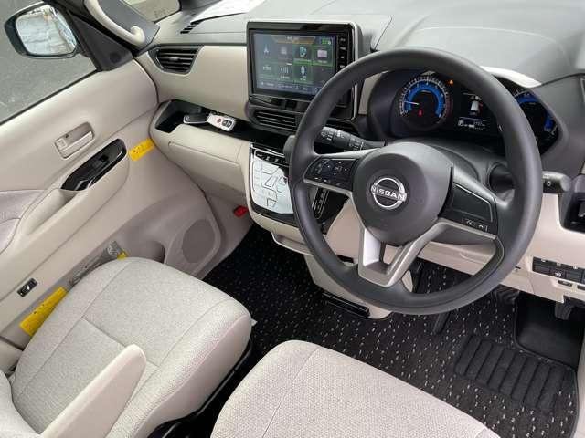 ルークス 660 X 助手席スライドアップシート 当社展示試乗車 青白2トーン色(5枚目)