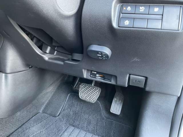 リーフ Ｘ　Ｖセレクション　当社試乗車代車社用車　レーダークルコン　３６０°カメラ　踏み間違い防止装置　ＬＥＤランプ　セキュリティ　ドライブレコーダー　禁煙　１オーナー　ＥＴＣ　インテリキー　レーンキープアシスト　サイドエアバッグ　パワーウィンドウ（7枚目）