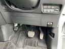 駐車ブレーキは足踏み式です