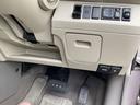 駐車ブレーキは手動式です