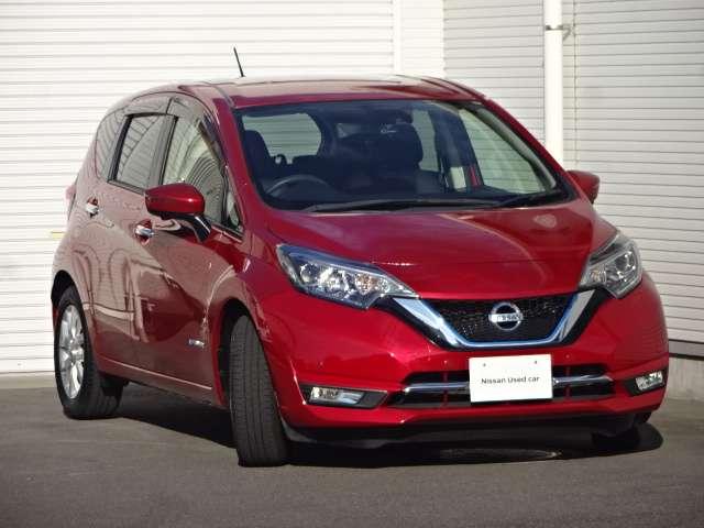 ノート ｅ－パワー　メダリスト　雹害未修理車　ＭＭ３１６ＤーＷメモリナビ　フルセグＴＶ　ＣＤ・ＤＶＤ再生　Ｂｌｕｅｔｏｏｔｈ接続　ＵＳＢ接続　全周囲カメラ　スマートルームミラー　ドライブレコーダー　ＬＥＤヘッドライト　フォグランプ（3枚目）