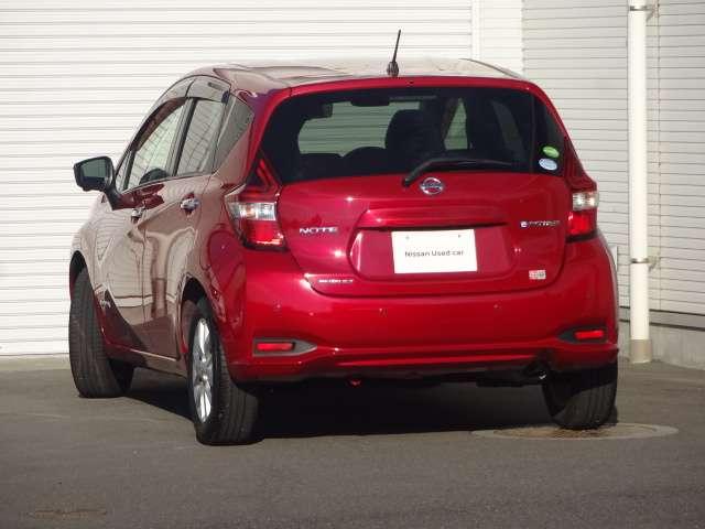 ノート ｅ－パワー　メダリスト　雹害未修理車　ＭＭ３１６ＤーＷメモリナビ　フルセグＴＶ　ＣＤ・ＤＶＤ再生　Ｂｌｕｅｔｏｏｔｈ接続　ＵＳＢ接続　全周囲カメラ　スマートルームミラー　ドライブレコーダー　ＬＥＤヘッドライト　フォグランプ（5枚目）