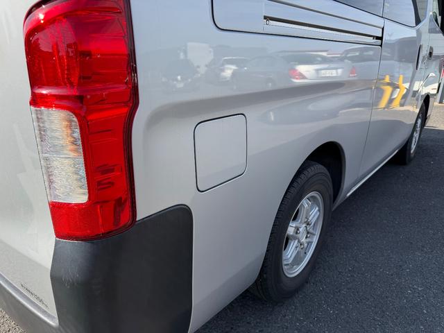 NV350キャラバンバン 2.0 DX ロングボディ 純正メモリーナビゲーション アルミホイール ブレーキサポート 禁煙 助手席エアバック メモリナビ 整備記録簿 キーレスリモコン パワーウインド ワンセグ ETC車載器 ドライブレコーダー AC エアバック PS ナビTV(23枚目)