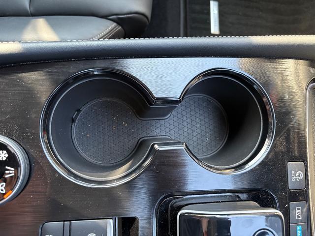運転席　ドリンクホルダー