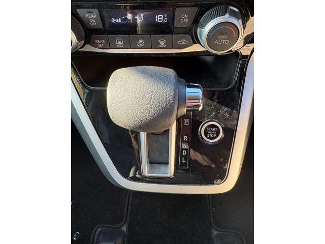 セレナ ２．０　ハイウェイスター　純正メモリーナビゲーション／フルセグＴＶ／ア　スマートキー＆プッシュスタート　メモリーナビゲーション　ＬＥＤ　キーレス　禁煙　ナビＴＶ　点検記録簿　ＥＴＣ車載器　ダブルエアバック　ワンセグテレビ　アルミホイル　ＡＢＳ　ドライブレコーダー　エアコン（17枚目）