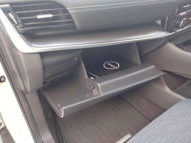 エクストレイル X e-4ORCE エクストリーマーX 当社試乗車を販売 4WD プロパイロット 純正12.3インチナビ 全周囲カメラ LEDヘッドライト&フォグ リヤフォグ 電動シート 前後シートヒーター ステアヒーター 電動リヤゲート SOSスイッチ(18枚目)