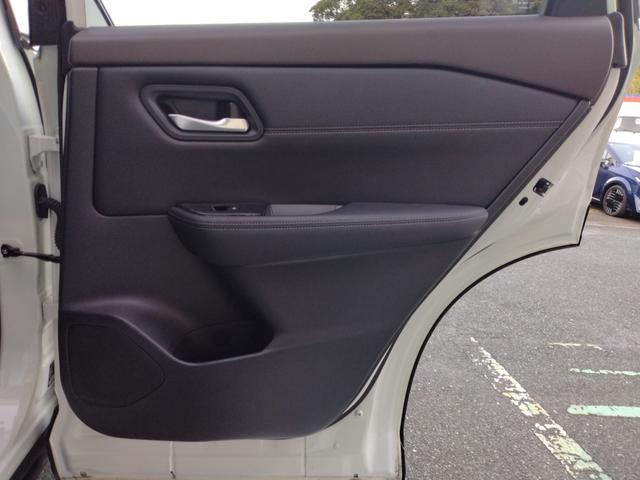 後席右ドア内張