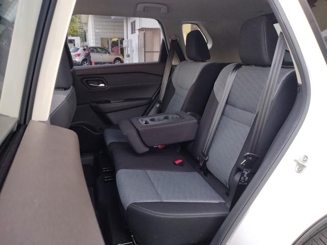 後席シート　センターアームレスト　シートヒーター付き