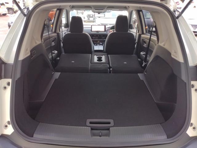 後席を倒して荷室を広く使うことも可能です