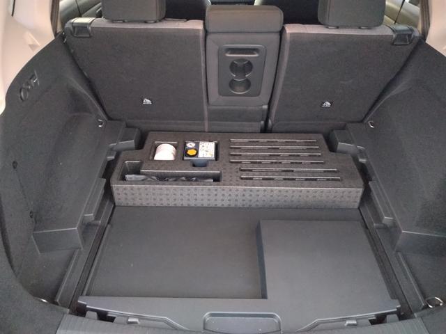 トランクルーム下にパンク修理キット