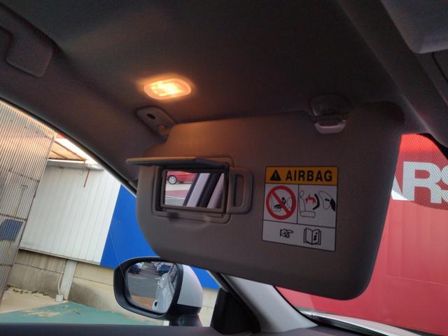 助手席にもサンバイザーにはライト付きバニティーミラー