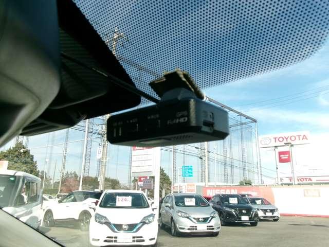 ノート １．２　ｅ－ＰＯＷＥＲ　メダリスト　メモリーナビ　純正前ドラレコ　アラビュー　被害軽減ブレーキ　ＴＶナビ　ドライブレコーダ　バックモニター　クルコン　インテリキー　アイドリングストップ　盗難防止装置　ＬＥＤランプ　車線逸脱警報システム　キーフリー　アルミホイール　ＥＴＣ　記録簿（12枚目）