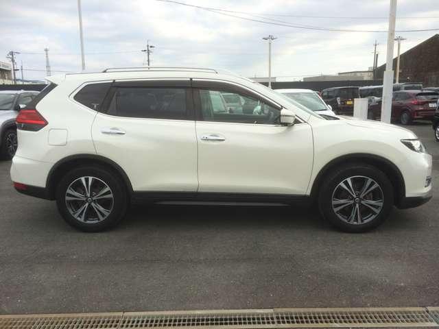 エクストレイル ２．０　２０Ｘｉ　２列車　アイドリングストップ車　ＬＥＤヘットライト　寒冷地仕様　Ｒカメラ　盗難防止装置　インテリキー　レーンキープアシスト　ＥＴＣ　ドライブレコーダー　キーフリー　ＴＶナビ　オートエアコン　アルミホイール（4枚目）