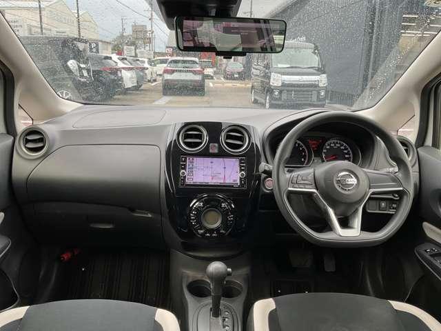 ノート １．２　Ｘ　Ｖセレクション　純正ナビ　衝突被害軽減装置　全周囲カメラ　バックビューモニター　レーンキープ　イモビライザー　インテリキー　オートエアコン　Ａストップ　Ｗエアバック　ＥＴＣ　ＡＢＳ　メモリーナビ　ナビＴＶ　キーレス　エアバッグ（4枚目）