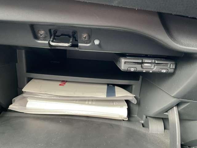 ノート １．２　Ｘ　Ｖセレクション　純正ナビ　衝突被害軽減装置　全周囲カメラ　バックビューモニター　レーンキープ　イモビライザー　インテリキー　オートエアコン　Ａストップ　Ｗエアバック　ＥＴＣ　ＡＢＳ　メモリーナビ　ナビＴＶ　キーレス　エアバッグ（10枚目）