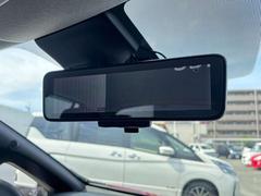 インテリジェントルームミラーは車両後方の状況を映像で映し出してくれます！後席に人が乗っていて見づらい時や荷物で後ろが見えない時も安心です！ 4