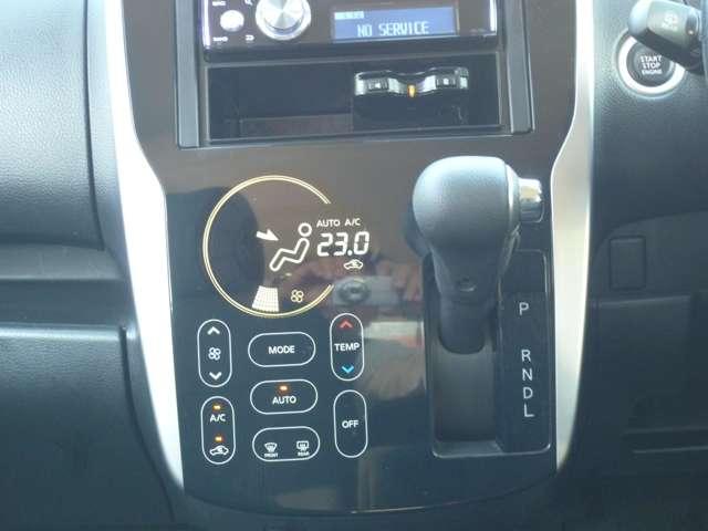 オートエアコンですので温度の調整がボタンをお押すだけででき楽で便利です。