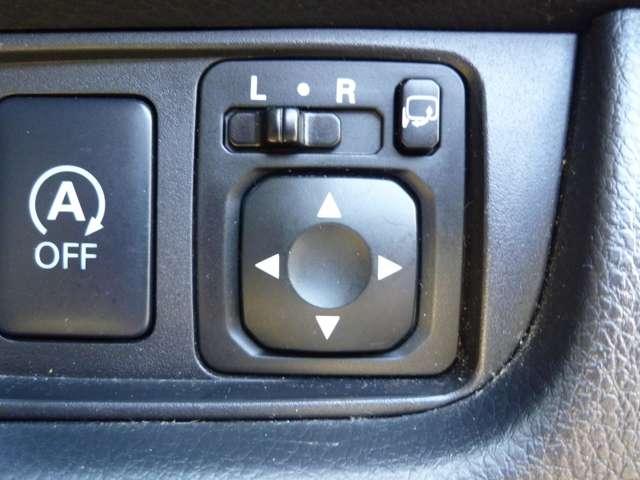 操作も簡単電動ドアミラースイッチ