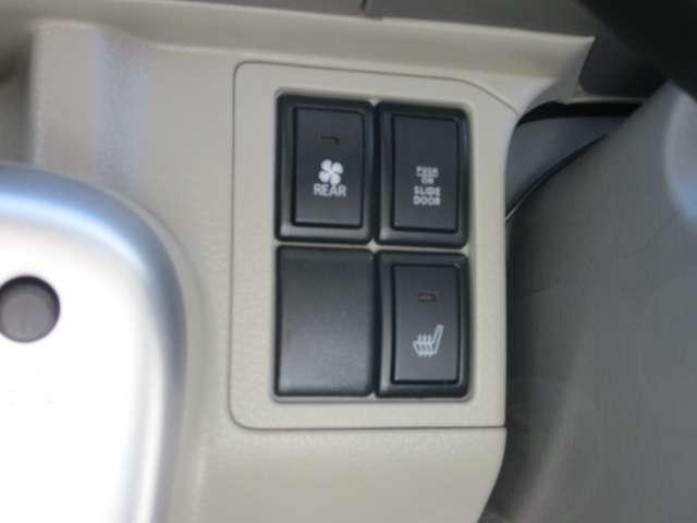 オートスライドドアの主電源スイッチ、後席ヒーター、運転席シートヒータースイッチです。