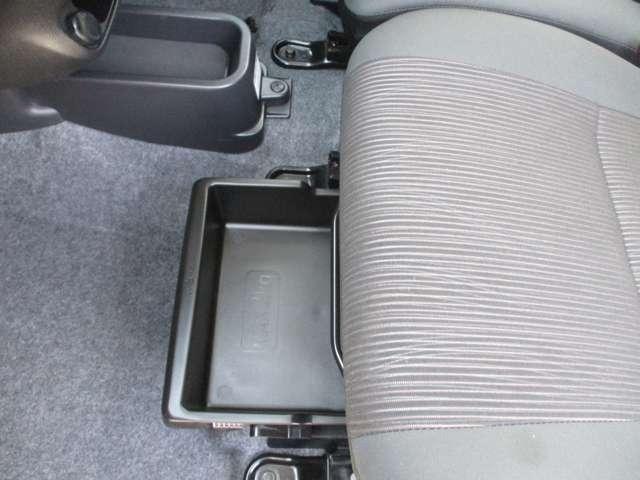 助手席シートアンダーボックスは、運転用の替え靴や、車内に常備したいこども用品、着がえた服などを収納できます。車検証入れを入れておいても良いですね。