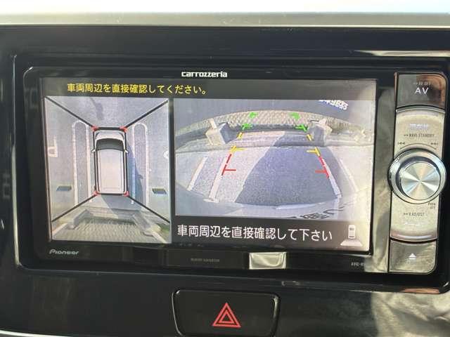 真上から見下ろすような映像で、後進時に、自車と駐車位置の関係をひと目で確認でき、スムースな駐車をサポート。（※後進時のみナビ画面に表示）
