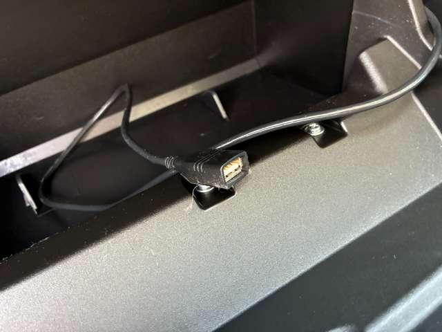 グローブボックス内のＵＳＢケーブルでＵＳＢメモリーや普段使っているオーディオをナビゲーションと接続すれば車内でもお気に入りの音楽を簡単に聴けますよ♪