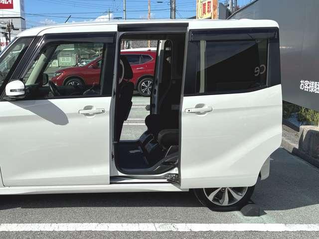 ステップが低く、小さな子供もひとりで乗り降りできるスライドドア！両側電動スライド機能付、ボタンひとつで楽々開閉♪雨の日の送迎でも車外に出ずに運転席から操作も可能なので、濡れる心配がありません（＾＾）／