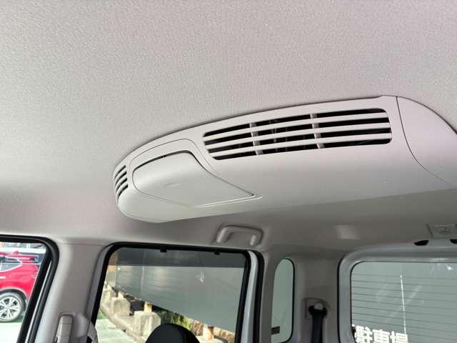 「リヤシーリングファン」天井のファンで後席へ送風。空気を循環させることで後席に座る人を快適にします。