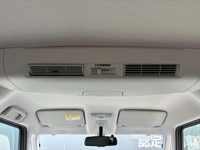 「リヤシーリングファン」天井のファンで後席へ送風。空気を循環させることで後席に座る人を快適にします。