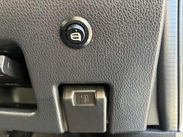 シフトをバックに入れると連動して助手席側ミラー角度が自動下降！駐車場の左側の枠線が見やすくなるので、後進駐車時がスムースに♪