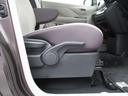 ラチェット式のシートリフターは女性でも座ったままで簡単に上下でき、運転しやすいシートの高さが、ラクに見つかります。