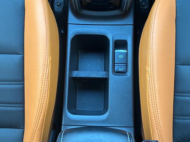 �R���\�[���̃J�b�v�z���_�[�B�p�[�L���O�u���[�L�͓d���^�C�v�B�I�[�g�z�[���h�@�\�t���Ȃ̂ŁA�M���҂��ȂǂŃu���[�L���瑫�𗣂��Ă���~��Ԃ�ێ����܂�