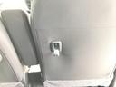運転席背面には便利なフックが付いております。 お買い物袋などを吊り下げることができます。