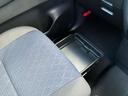 さらに助手席クッション下にもスペースがあります