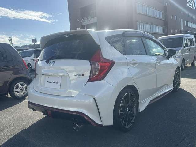 ノート ＮＩＳＭＯ　Ｓ　社外ナビｓｔｒａｄａ　バックカメラ　純正アルミ　ワンオーナー　フルセグＴＶ　ＤＶＤ再生　ＥＴＣ　ＬＥＤヘッドライト　５ＭＴ　インテリキー　横滑り防止　Ｂｌｕｅｔｏｏｔｈ接続　ＡＢＳ（2枚目）