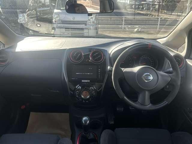 ノート ＮＩＳＭＯ　Ｓ　社外ナビｓｔｒａｄａ　バックカメラ　純正アルミ　ワンオーナー　フルセグＴＶ　ＤＶＤ再生　ＥＴＣ　ＬＥＤヘッドライト　５ＭＴ　インテリキー　横滑り防止　Ｂｌｕｅｔｏｏｔｈ接続　ＡＢＳ（3枚目）