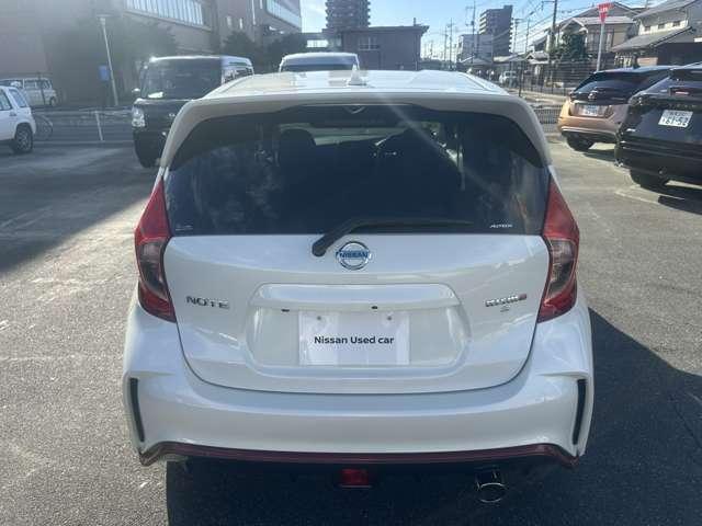ノート ＮＩＳＭＯ　Ｓ　社外ナビｓｔｒａｄａ　バックカメラ　純正アルミ　ワンオーナー　フルセグＴＶ　ＤＶＤ再生　ＥＴＣ　ＬＥＤヘッドライト　５ＭＴ　インテリキー　横滑り防止　Ｂｌｕｅｔｏｏｔｈ接続　ＡＢＳ（9枚目）