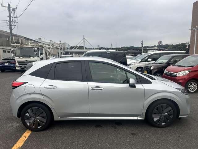 ノート X 自社社用車 全周囲カメラ 踏み間違い防止 スマートルームミラー 純正ディスプレイオーディオ LEDヘッドライト ハイビームアシスト 電動格納ミラー 横滑り防止 Bluetooth接続 インテリキー(7枚目)
